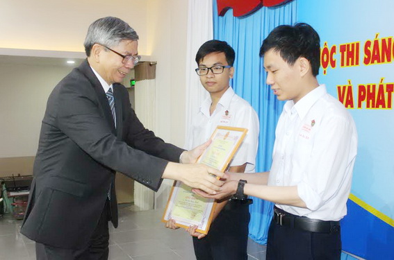 GS Đặng Vũ Minh khen thưởng 2 học sinh đạt giải nhất