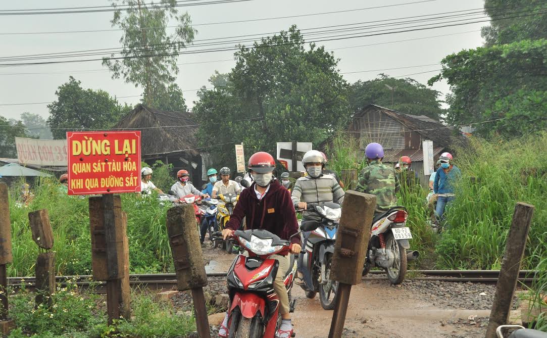 Người và phương tiện chen chúc nhau tại đường ngang dân sinh được mở bất hợp pháp đoạn qua KP.8, phường Long Bình, TP.Biên Hòa.
