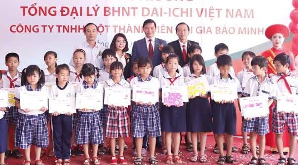 Các học sinh nhận học bổng từ Dai-ichi Life Việt Nam (DIC)