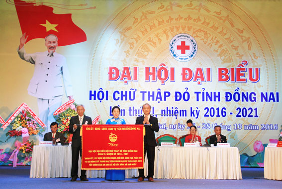 Đồng chí Nguyễn Phú Cường, Bí thư Tỉnh ủy (bìa phải) trao bức trướng cho lãnh đạo Hội Chữ thập Đỏ tại đại hội tỉnh
