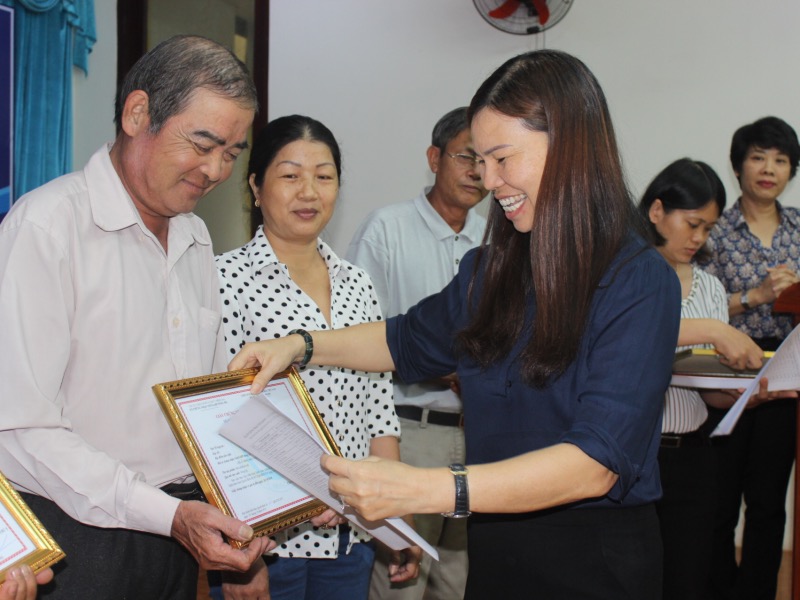 Bà Nguyễn Thị Thu Hoài, Phó giám đốc dự án Lifsap Đồng Nai trao chứng nhận VietGAHP cho các tổ hợp tác.