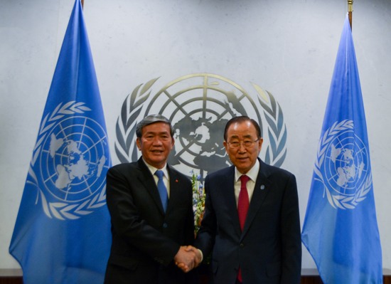 Đồng chí Đinh Thế Huynh (bên trái) và Tổng Thư ký LHQ Ban Ki-moon tại trụ sở Liên hợp quốc, New York (Mỹ) - Nguồn TTXVN