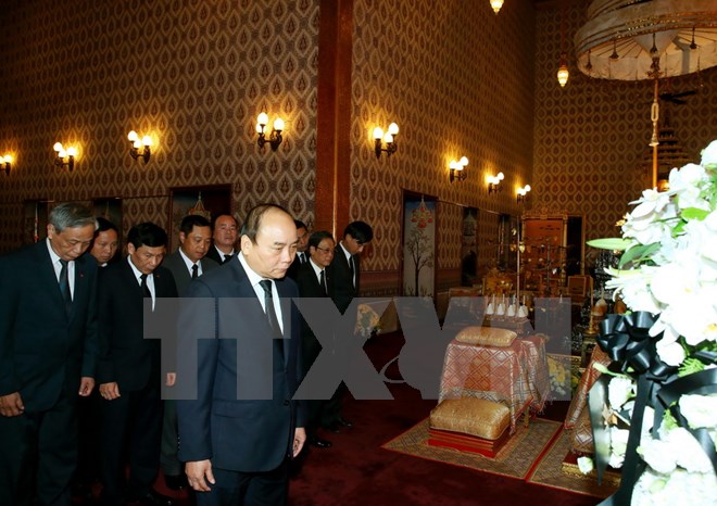 Thủ tướng Nguyễn Xuân Phúc viếng Nhà Vua Thái Lan Bhumipol Adulyadej. (Ảnh: Thống Nhất/TTXVN)