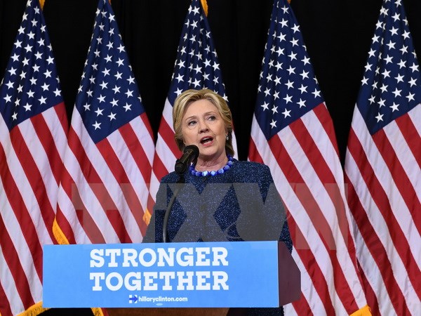 Ứng viên tranh cử Tổng thống Mỹ của đảng Dân chủ Hillary Clinton trong cuộc họp báo về việc FBI mở lại cuộc điều tra về vụ bê bối thư điện tử, tại Des Moines, bang Iowa, ngày 28/10. (Nguồn: AFP/TTXVN)
