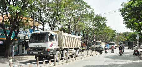 Xe tải ben nối đuôi 3 chiếc chạy nghênh ngang trên đường Huỳnh Văn Nghệ (phường Bửu Long, TP.Biên Hòa). Ảnh: T.HẢI