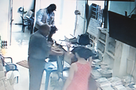 Nhóm người nước ngoài dùng “ảo thuật” chiếm đoạt tiền của một chủ tiệm tạp hóa ở xã Hóa An (TP.Biên Hòa) vào tháng 9-2015 (ảnh cắt từ clip).