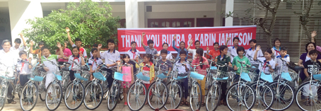 Chủ tịch Ủy ban MTTQ tỉnh Huỳnh Văn Tới (bìa trái) trao xe đạp cho học sinh nghèo vượt khó. Ảnh: H.LAM