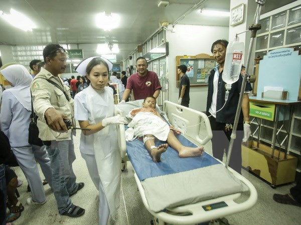 Một em nhỏ bị thương trong vụ nổ bom được đưa vào bệnh viện điều trị ở thị trấn Pattani ngày 24/10. (Nguồn: AFP/TTXVN)