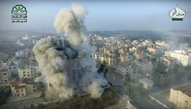 Khói bốc lên sau các cuộc giao tranh tại Aleppo ngày 29/10. (Nguồn: AP/TTXVN)