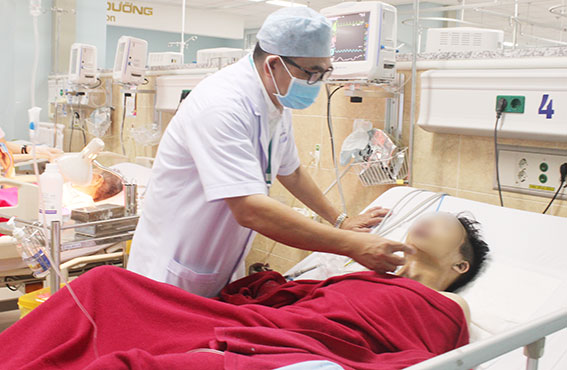 Bác sĩ Hoàng Đại Thắng, Trưởng Khoa Hồi sức, tích cực chống độc, Bệnh viện đa khoa Đồng Nai thăm khám cho bệnh nhân Nguyễn Ngọc Cương. 