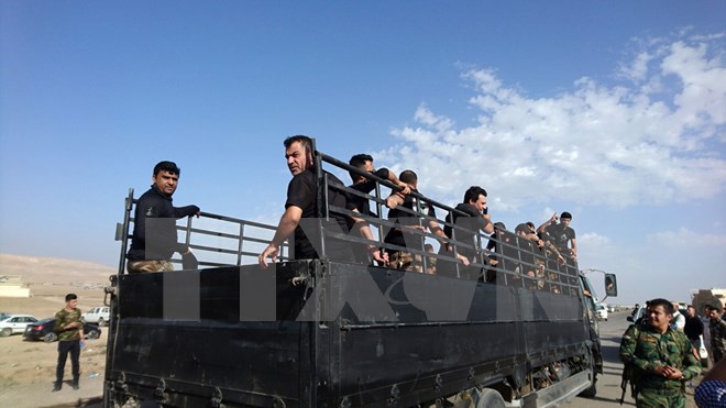 Lực lượng chống khủng bố Iraq tiến vào thị trấn Bazwaia, phía nam Mosul ngày 31/10. (Nguồn: THX/TTXVN)
