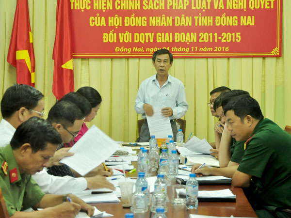 Trưởng ban pháp chế HĐND tỉnh Trần Văn Quang hứa sẽ ghi nhận những kiến nghị của Bộ Chỉ huy quân sự tỉnh và trình HĐND tỉnh trong kỳ họp tới (ảnh: Đăng Tùng)