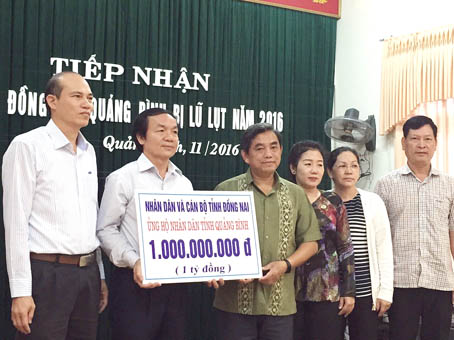 Chủ tịch Ủy ban MTTQ tỉnh Huỳnh Văn Tới trao 1 tỷ đồng do nhân dân và cán bộ tỉnh đóng góp nhằm giúp đồng bào tỉnh Quảng Bình khắc phục sau lũ.