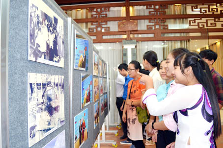 Sinh viên các trường đại học ở Đồng Nai xem triển lãm các hoạt động về mối quan hệ Việt Nam - Liên bang Nga do Hội Hữu nghị Việt Nam - Liên bang Nga tỉnh Đồng Nai tổ chức ngày 4-11.