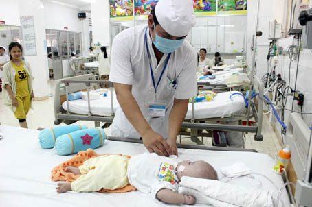 Một trẻ bị viêm màng não đang được điều trị tại Khoa Hồi sức tích cực - chống độc Bệnh viện nhi đồng Đồng Nai. Ảnh: Đ.Ngọc