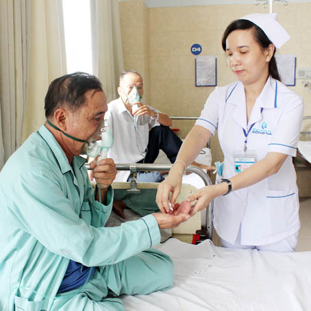 Nhiều người cao tuổi bị bệnh về phổi phải nhập viện tại Bệnh viện đa khoa Đồng Nai điều trị khi trời chuyển lạnh.