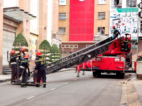 Cảnh sát PCCC tỉnh diễn tập phương án chữa cháy tại nhà cao tầng. Ảnh: Tư liệu