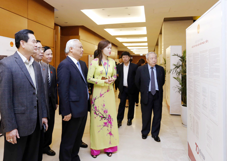 Phó chủ tịch Quốc hội Uông Chu Lưu và các đại biểu tham quan triển lãm.