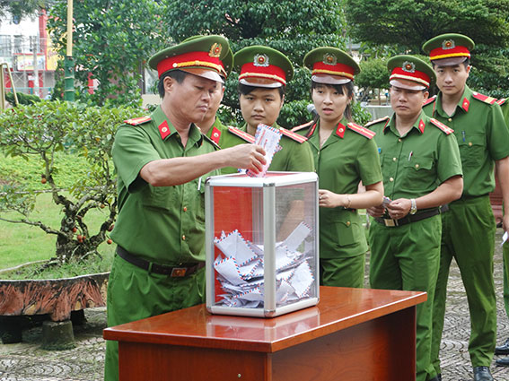 Cán bộ, chiến sỹ Công an huyện Trảng Bom ủng hộ đồng bào bị lũ lụt miền Trung . 