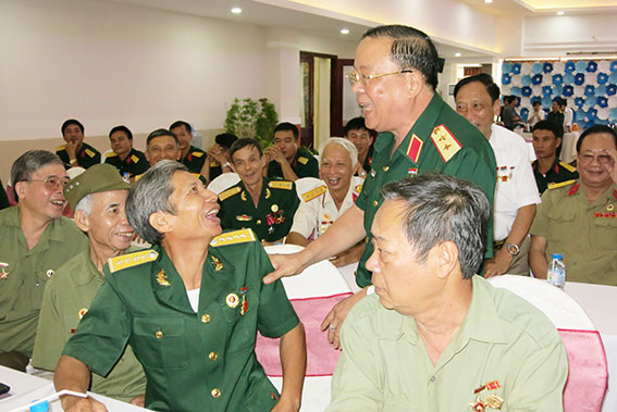 Trung tướng Anh hùng LLVT Nguyễn Văn Thành ( đứng) trong ngày gặp lại đồng đội cũ.