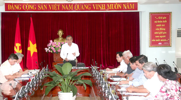 Phó bí thư Thường trực Tỉnh ủy Trần Văn Tư phát biểu tại buổi làm việc.