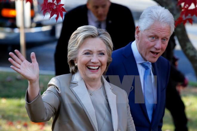 Ứng viên Hillary Clinton (trái) cùng chồng là cựu Tổng thống Bill Clinton sau khi bỏ phiếu bầu tại Chappaqua, New York, ngày 8/11. (Nguồn: AFP/TTXVN)
