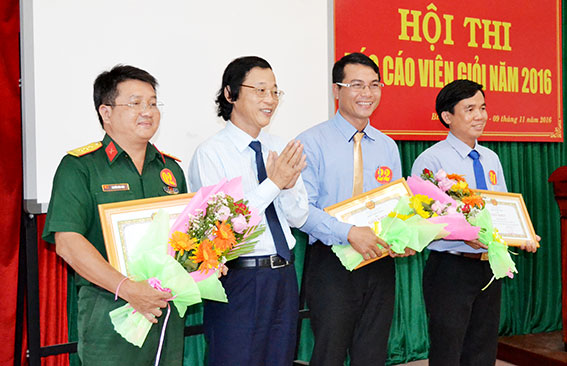 Đồng chí Bùi Quang Huy, Phó trưởng ban thường trực Ban Tuyên giáo Tỉnh ủy, Trưởng ban tổ chức hội thi, trao giải