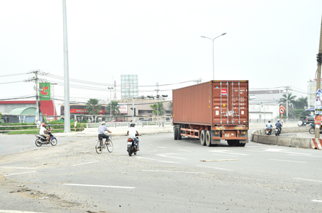 Xe máy hướng từ Khu công nghiệp Biên Hòa 1 (TP.Biên Hòa) đi chung vào làn ô tô hướng từ TP.Hồ Chí Minh về quốc lộ 51. Ảnh: K.Giới