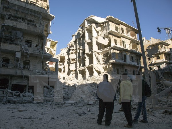 Cảnh đổ nát sau các cuộc không kích ở khu vực phía đông thành phố Aleppo ngày 24/9. (Nguồn: AFP/TTXVN)