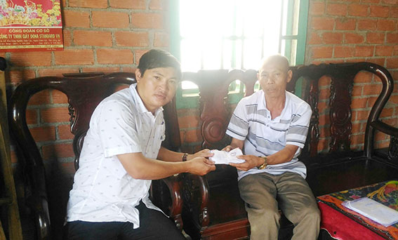 Đại diện Báo Đồng Nai, trao số tiền trên 16 triệu đồng cho ông Nguyễn Văn Thìn.