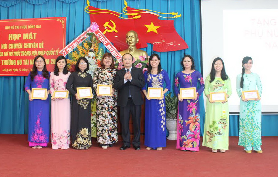 PGS-TS Nguyễn Toàn Thắng, Viện trưởng Viện văn hóa và phát triển trao giấy khen cho các nữ trí thức tài năng