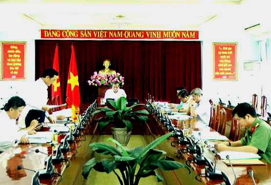 Phó chủ tịch UBND tỉnh Võ Văn Chánh báo cáo đề án trước Ban Thường vụ Tỉnh ủy