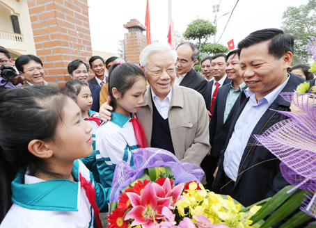 Tổng Bí thư Nguyễn Phú Trọng với các cháu thiếu nhi thôn Phật Tích, xã Phật Tích, huyện Tiên Du, tỉnh Bắc Ninh.