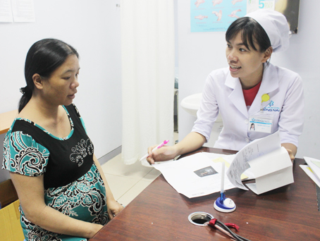 Bác sĩ Khoa sản Bệnh viện đa khoa Đồng Nai tư vấn về bệnh Zika cho một thai phụ. Ảnh: Đ.Ngọc