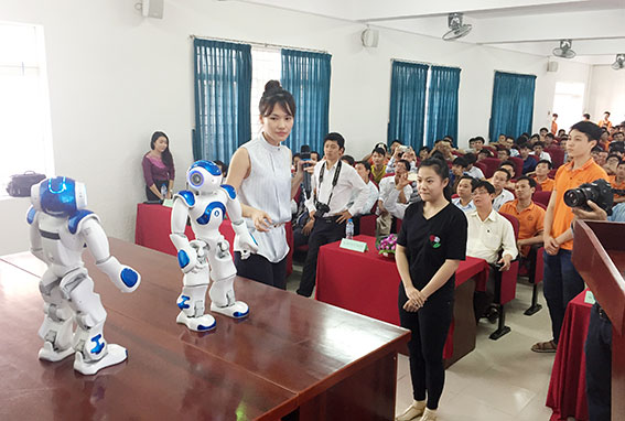 Robot Nao giao tiếp với sinh viên Trường đại học Lạc Hồng