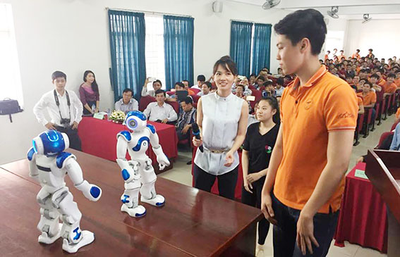 Robot Nao có phần tự giới thiệu bằng tiếng Việt với các sinh viên Trường đại học Lạc Hồng