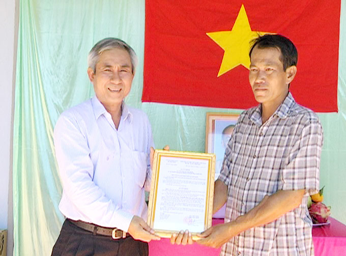 Đại diện Công ty liên doanh BAT-Vinataba trao nhà tình thương cho gia đình anh Nguyễn Quang Hải.