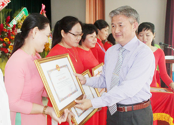 Ông Lê Kim Bằng, Giám đốc Sở Văn hóa – thể thao và du lịch trao bằng khen của UBND tỉnh cho các tập thể
