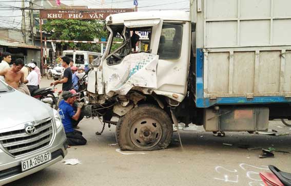 Bánh trước của xe tải bị nổ khiến tài xế mất lại gây tai nạn.