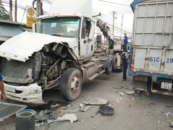 Sau cú va chạm đầu xe tải và xe container bị hư hỏng nặng.