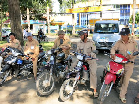 Các thành viên Đội xe ôm tự quản bảo vệ an ninh trật tự thị trấn Trảng Bom trong ca trực phục vụ khách và bảo vệ an ninh trật tự tại ngã tư Trung tâm bưu điện huyện.