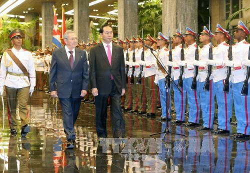 Chủ tịch nước Trần Đại Quang và Chủ tịch Raul Castro duyệt đội danh dự. Ảnh: Nhan Sáng/TTXVN