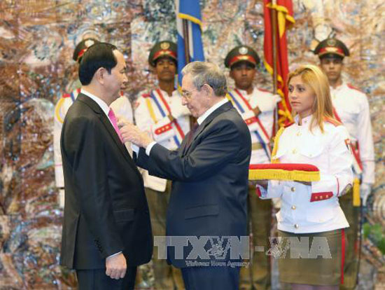 Chủ tịch Raul Castro trao Huân chương Jose Marti cho Chủ tịch nước Trần Đại Quang. Ảnh: Nhan Sáng/TTXVN