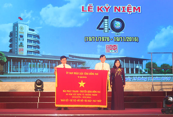 Đồng chí Nguyễn Hòa Hiệp, Phó chủ tịch UBND tỉnh tặng bức trướng cho đại diện Đài PT-TH Đồng Nai