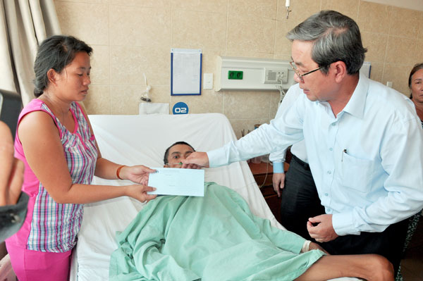 Phó chủ tịch UBND tỉnh Nguyễn Quốc Hùng thăm hỏi, tặng quà cho một gia đình có người bị tai nạn giao thông tại Bệnh viện đa khoa Đồng Nai.