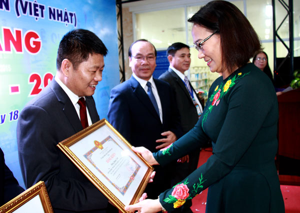 Trưởng ban Thi đua - khen thưởng tỉnh Đặng Thanh Thuỷ trao bằng khen cho ông Đặng Quang Vinh, Chủ tịch HĐQT Tập đoàn Anh Vinh.