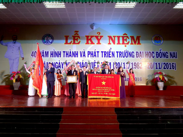 Trường đại học Đồng Nai được đón nhận Huân chương Lao động hạng nhất của Chủ tịch nước và bức trướng của UBND tỉnh