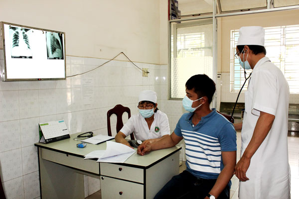 Bác sĩ Bệnh viện phổi Đồng Nai khám bệnh cho một bệnh nhân bị bệnh phổi. Ảnh: N.Thư.