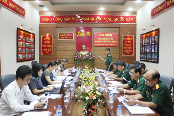 Đại tá Trần Ngọc Khải, phó bí thư Đảng ủy, chỉ huy trưởng Bộ CHQS tỉnh  báo cáo với đoàn kiểm tra