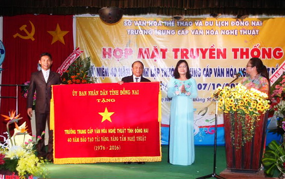 Phó chủ tịch UBND tỉnh Nguyễn Hòa Hiệp trao bức trướng UBND tỉnh tặng cho tập thể Trường trung cấp văn hóa – nghệ thuật Đồng Nai.